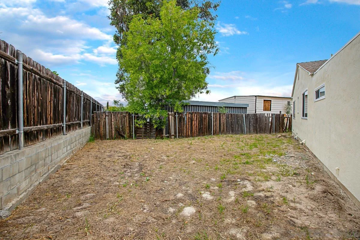 9350 Rapture Lane Santee, CA 92071 - Photo 27 of 30 a backyard of a house