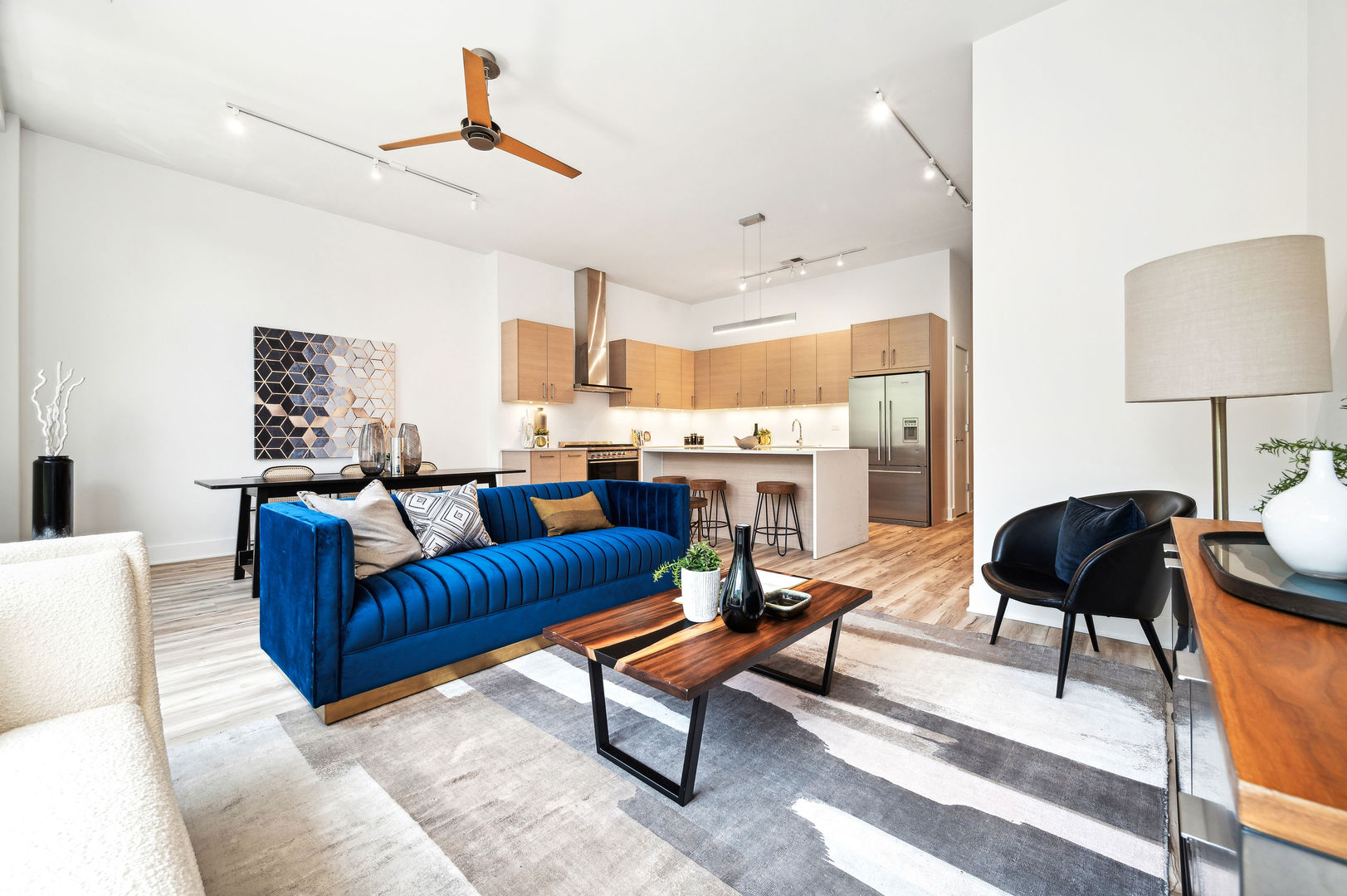 16 North Carpenter Street, Unit 2S Chicago, IL 60607 - Photo 4 of 21 a living room with furniture and a lamp