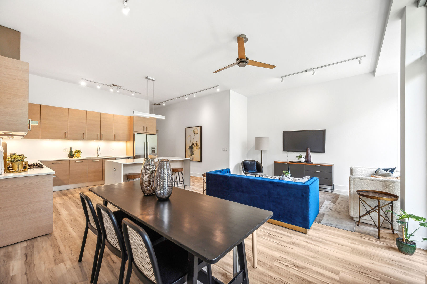 16 North Carpenter Street, Unit 2S Chicago, IL 60607 - Photo 7 of 21 a view of a dining room with furniture
