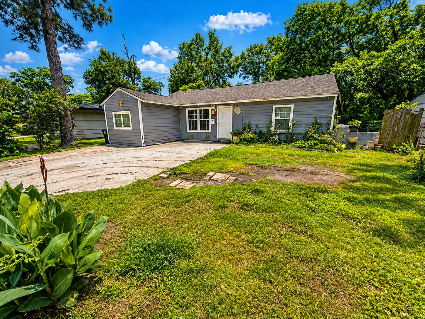 6519 Beekman Road Houston, TX 77021 - Photo 2 of 8 Wide driveway