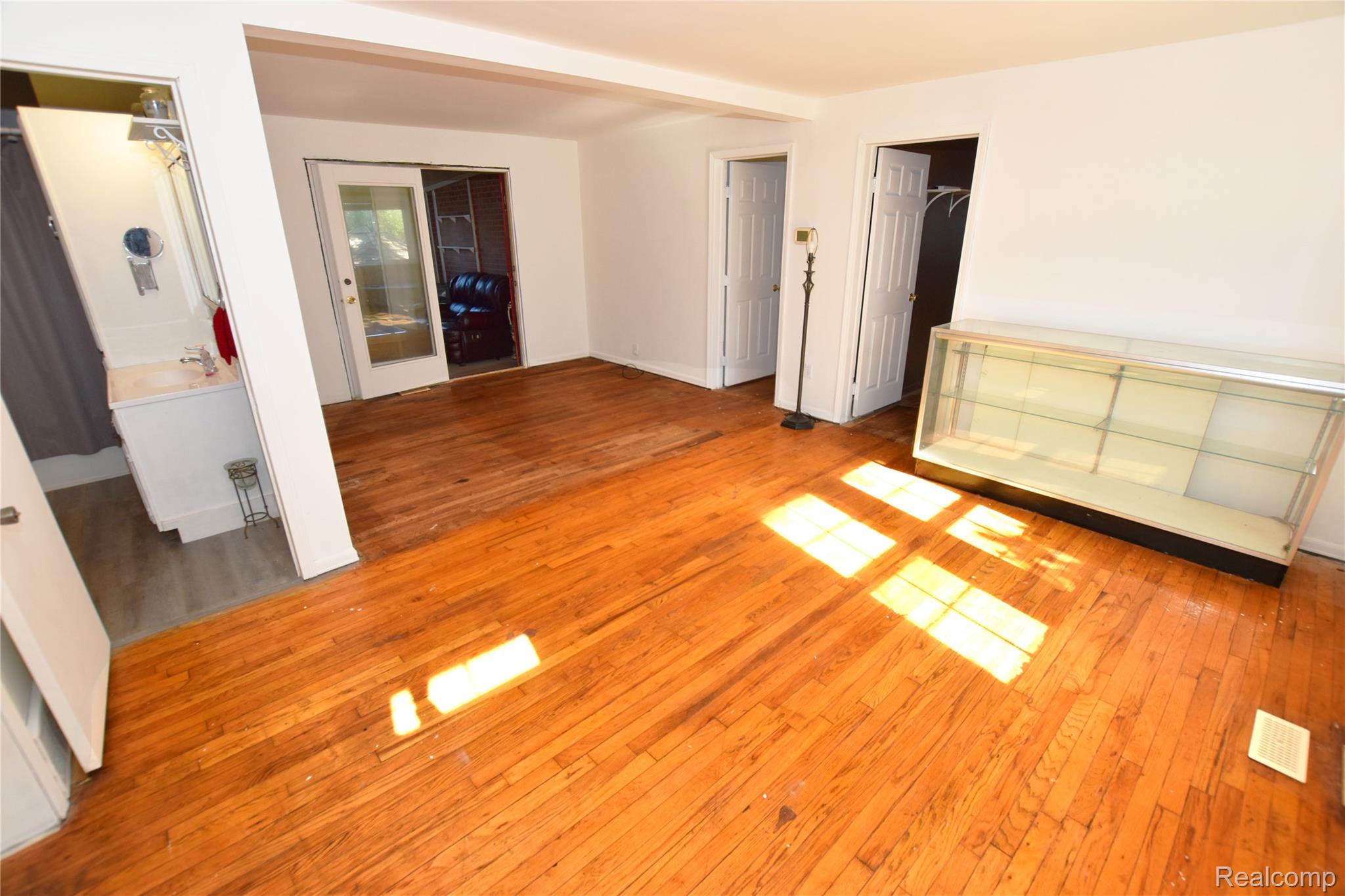 8107 East Bristol Road Davison, MI 48423 - Photo 7 of 19 Living Room Cont.jpg