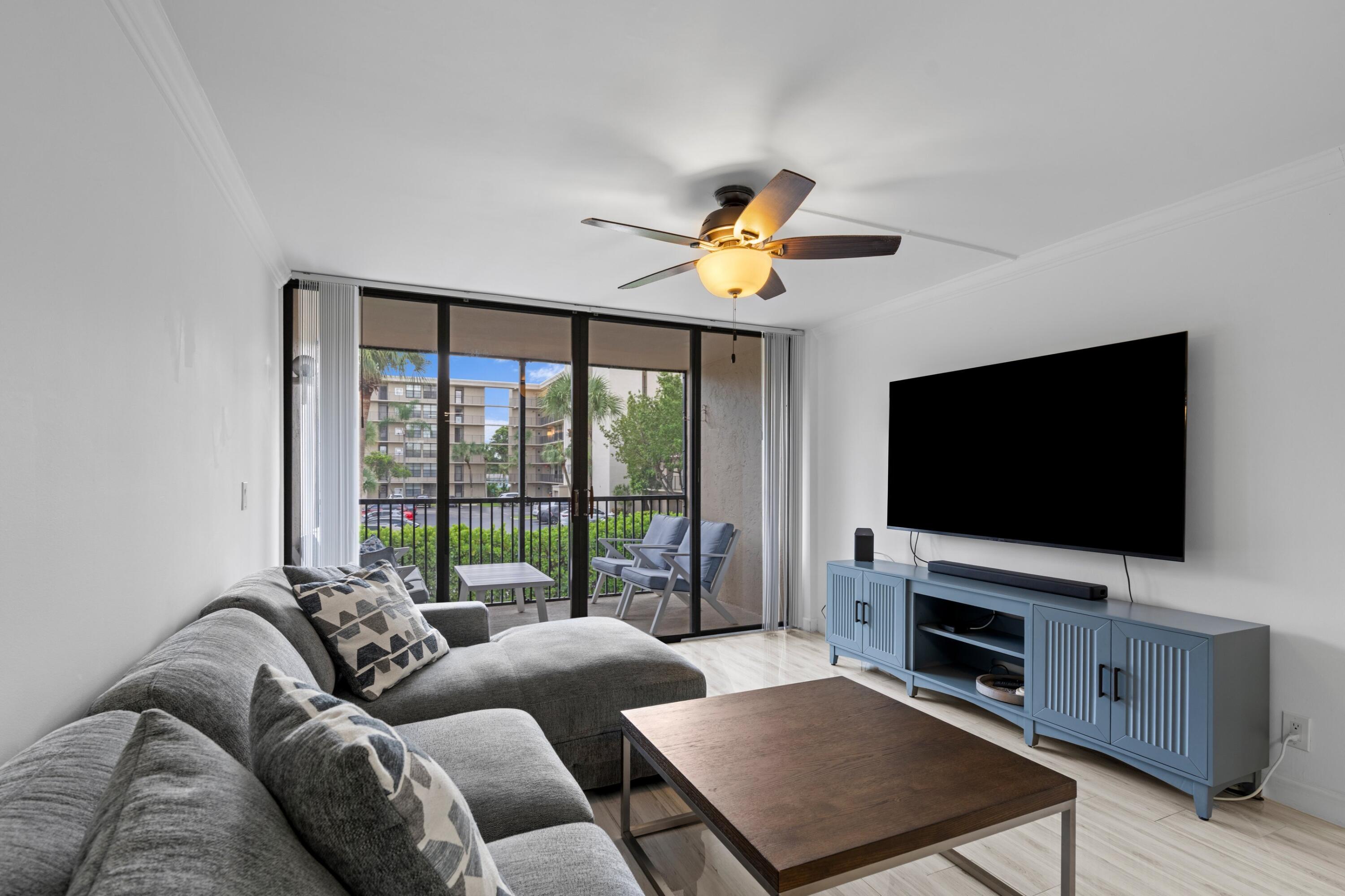16 Royal Palm Way, Unit 2050 Boca Raton, FL 33432 - Photo 6 of 39 Living Room