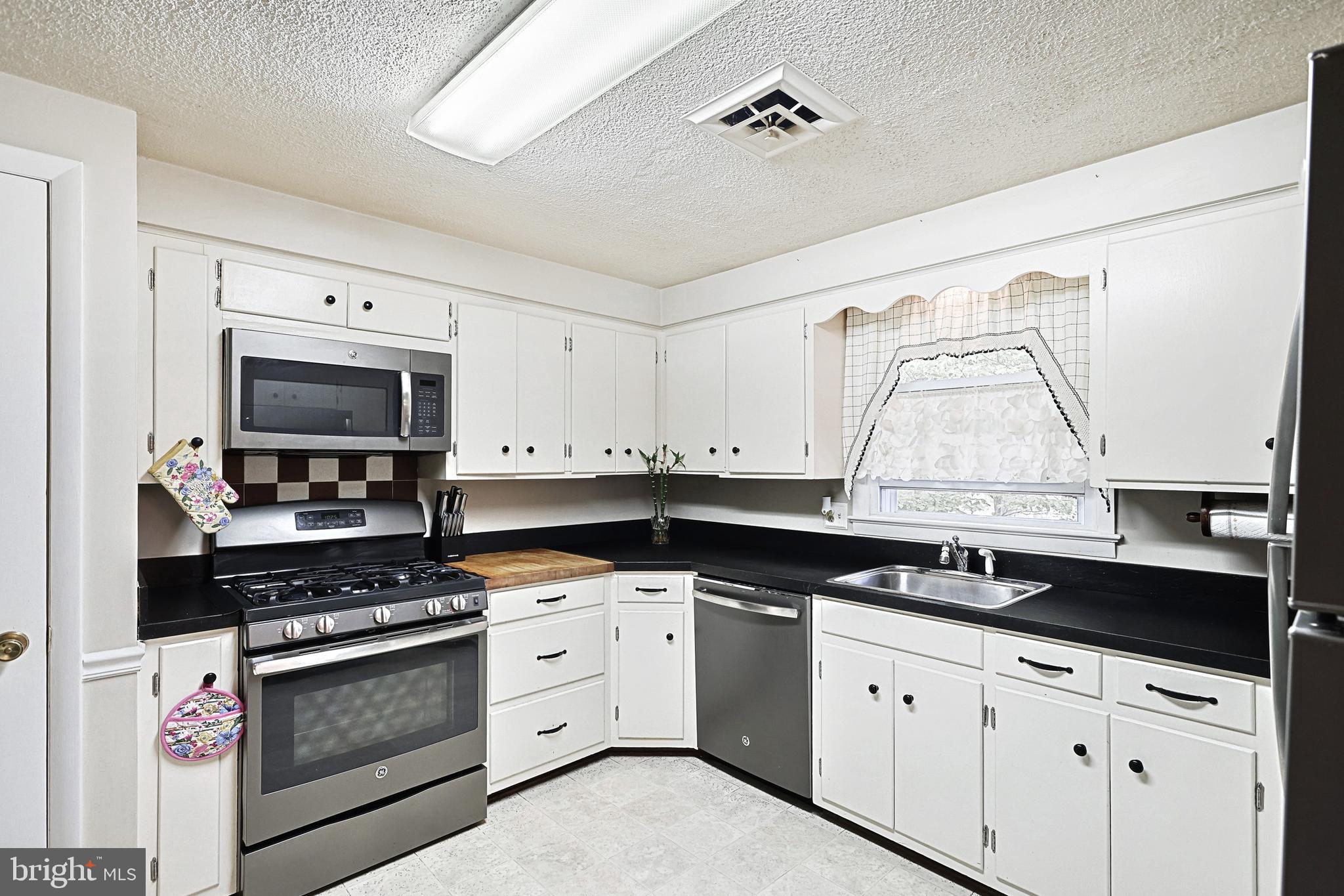 448 Pinehurst Road York, PA 17402 - Photo 13 of 37 Gallery Image 13