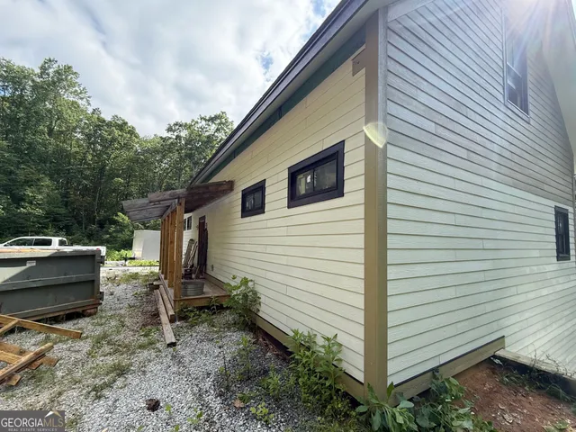 a view of a small house and a yard