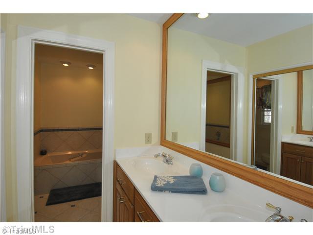 936 Bryanplace Road Winston-Salem, NC 27104 - Photo 9 of 16 Master Bath/Spa.
