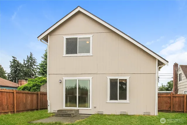 $2,705 | 915 110th Street South, Tacoma, WA 98444