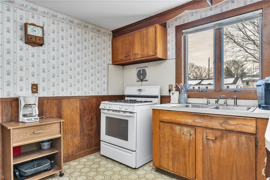 22 Hagerstown Road Warwick, RI 02886 - Photo 3 of 23