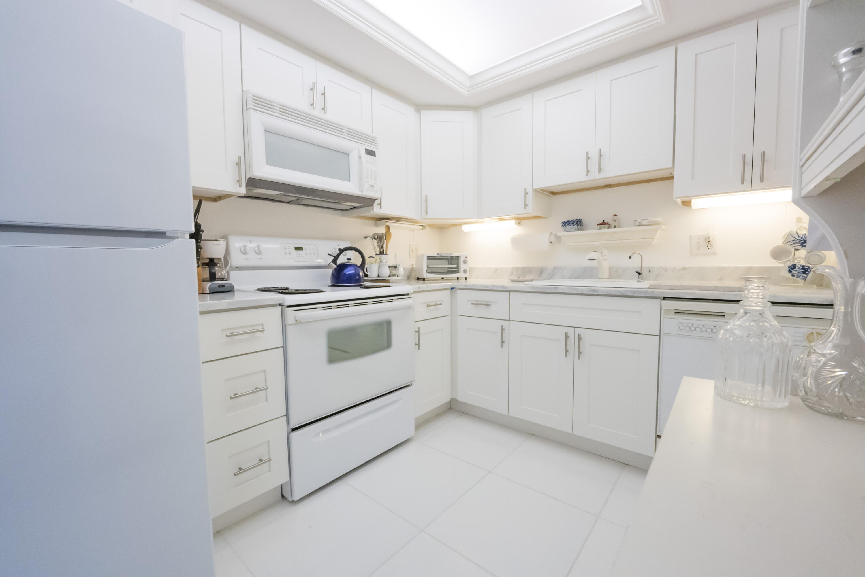 336 Golfview Road, Unit 203 North Palm Beach, FL 33408 - Photo 8 of 43 a kitchen with cabinets appliances a sink and a cabinets