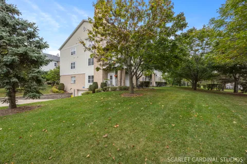a view of a house with backyard