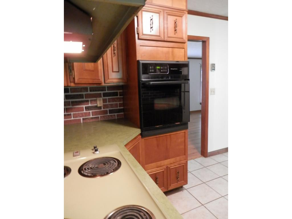 219 Capitol Road Jonesville, VA 24263 - Photo 11 of 23 Eye Level Oven