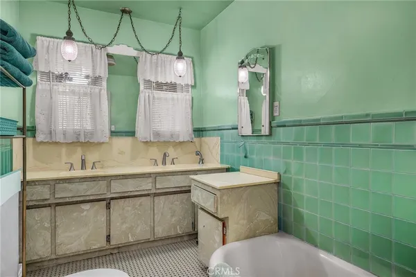 $799,000 | 2000 West 80th Street, Los Angeles, CA 90047