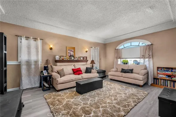 $799,000 | 2000 West 80th Street, Los Angeles, CA 90047