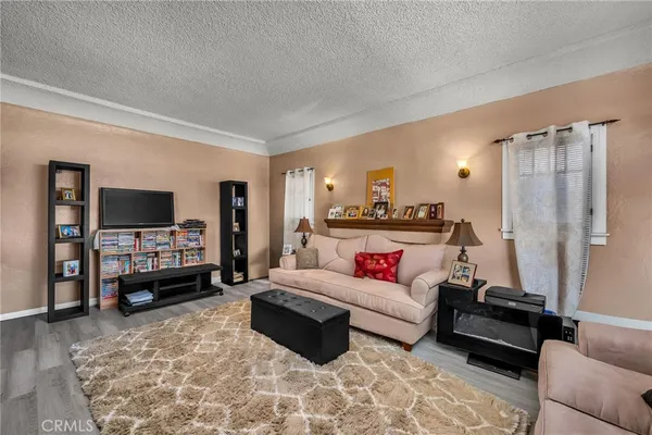 $799,000 | 2000 West 80th Street, Los Angeles, CA 90047