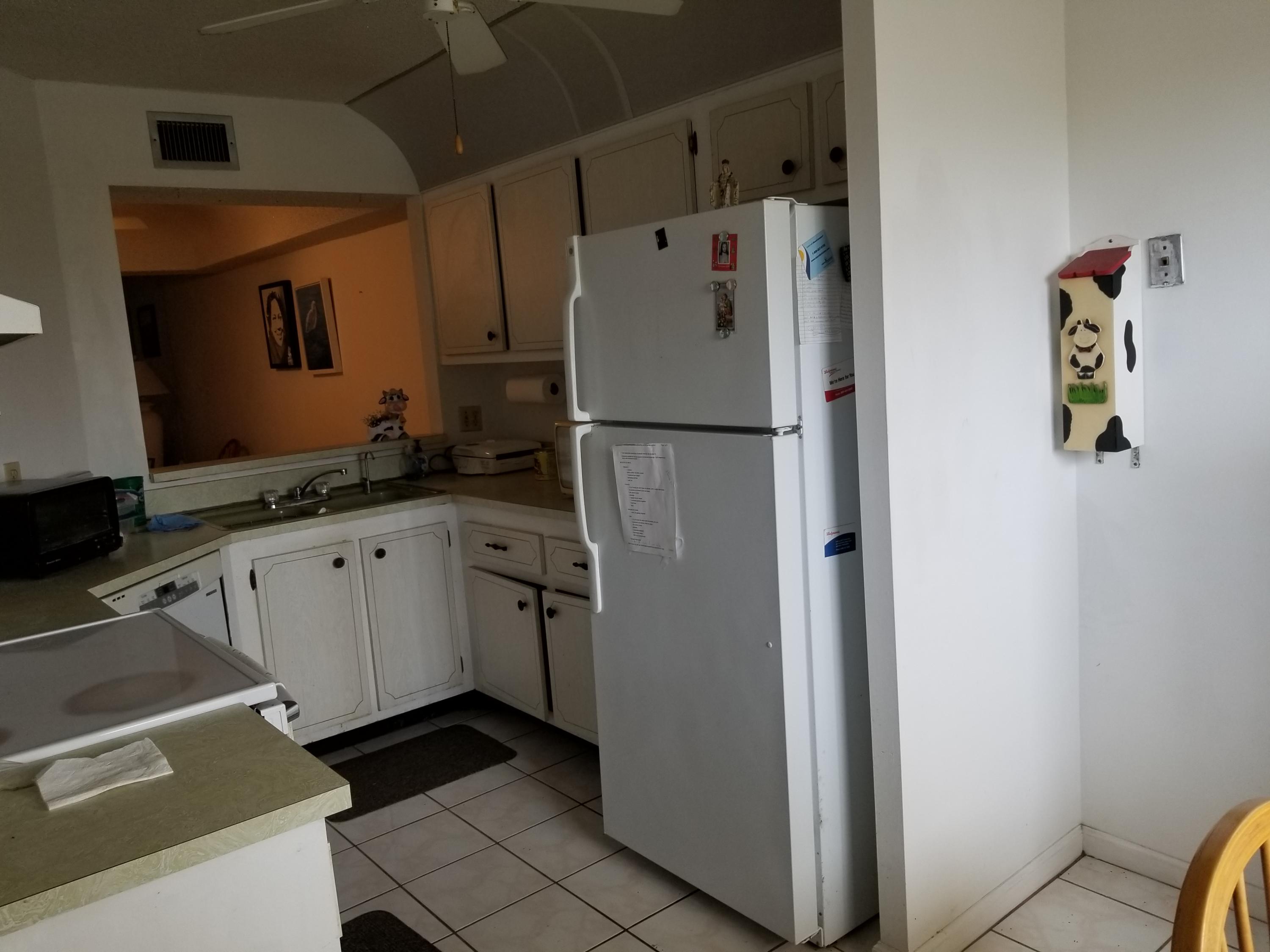 23277 Barwood Lane North, Unit 403 Boca Raton, FL 33428 - Photo 3 of 5 Kitchen
