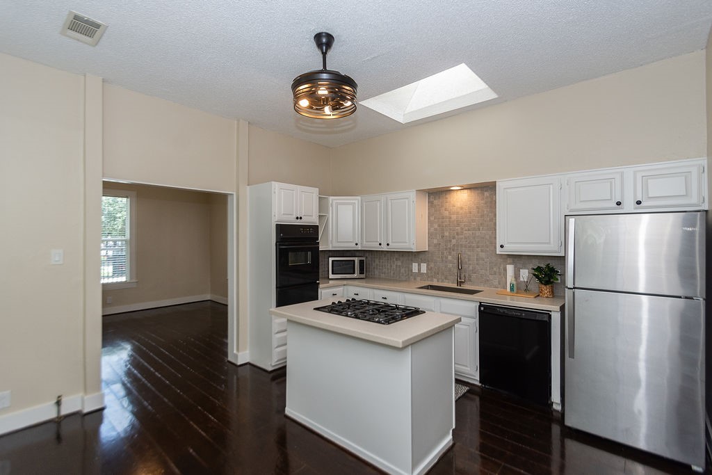 3909 Barnes Street Houston, TX 77007 - Photo 8 of 22 Appliances stay