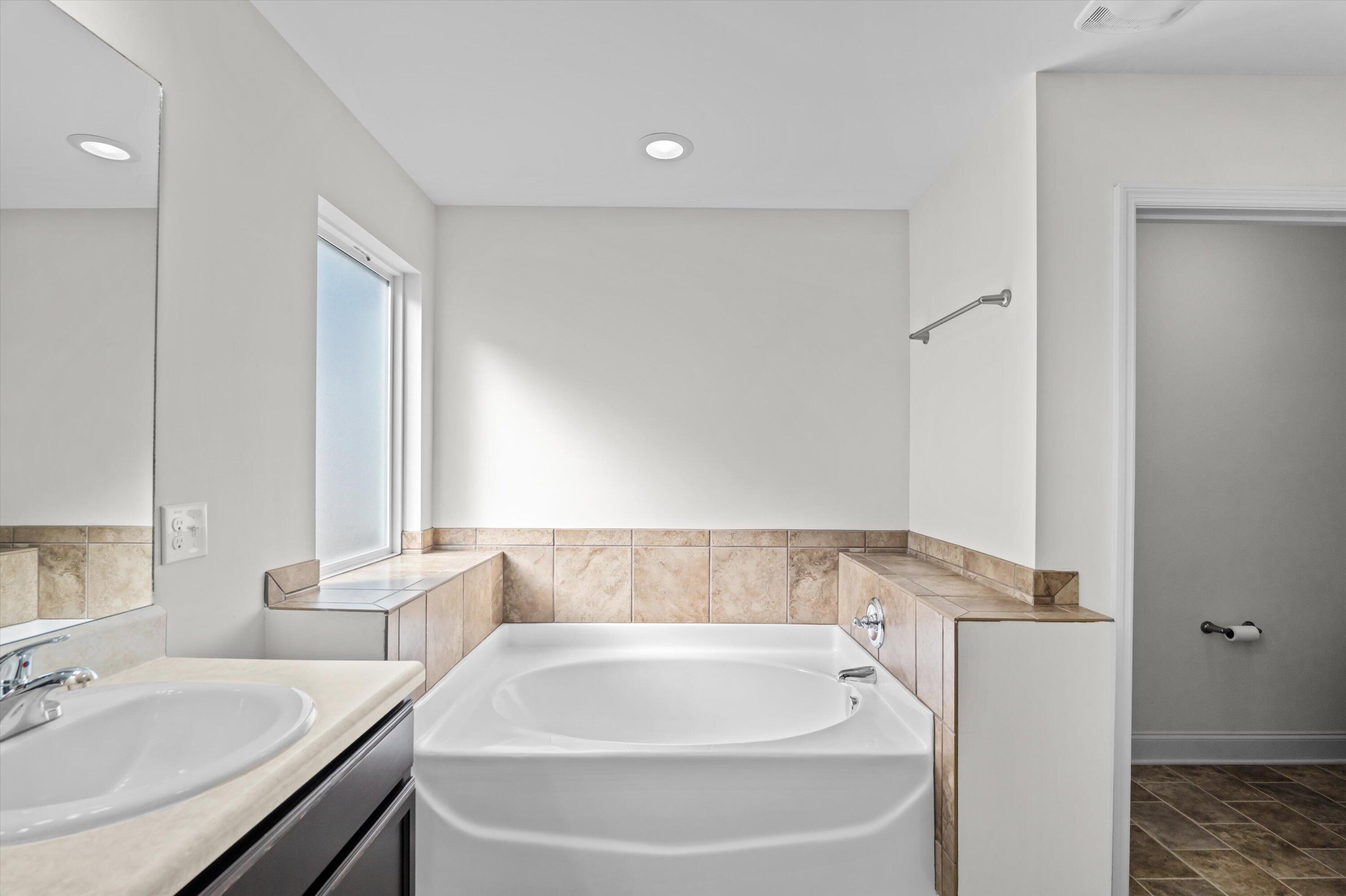 914 Inman Drive Grovetown, GA 30813 - Photo 16 of 22 Primary bathroom with soaker tub