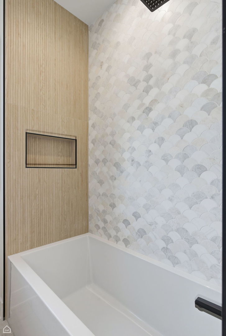 1100 Lois Avenue Park Ridge, IL 60068 - Photo 26 of 41 a bathroom with a bathtub