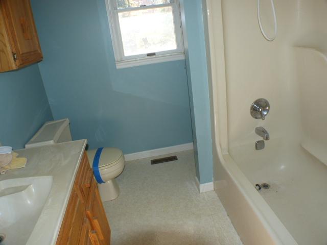 766 Dripping Springs Road Winchester, TN 37398 - Photo 10 of 17 Guest Bathroom