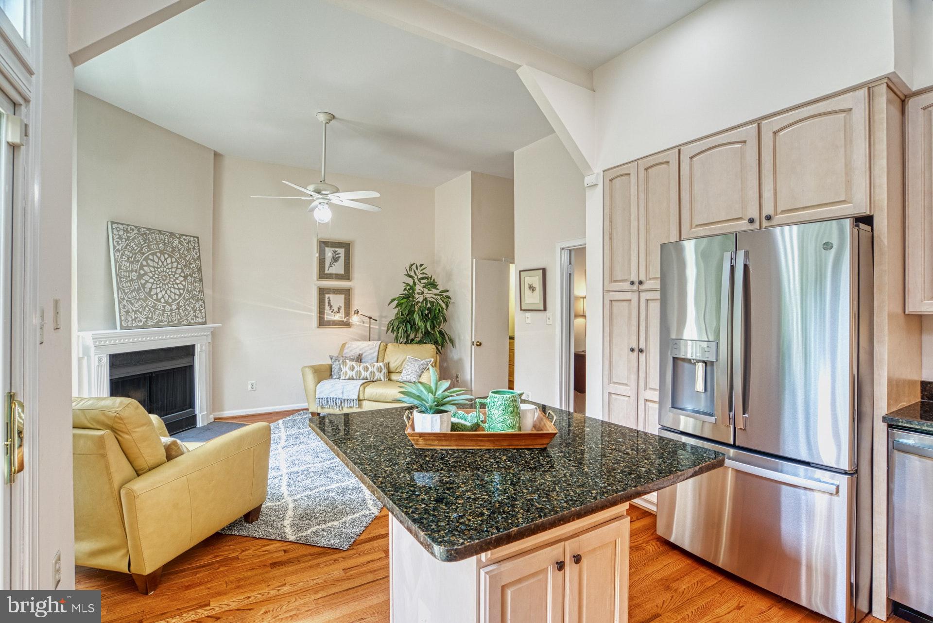 Kitchen and large prep island, granite countertops