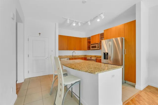 $2,500 | 1945 South Ocean Drive, Unit 502, Hallandale Beach, FL 33009