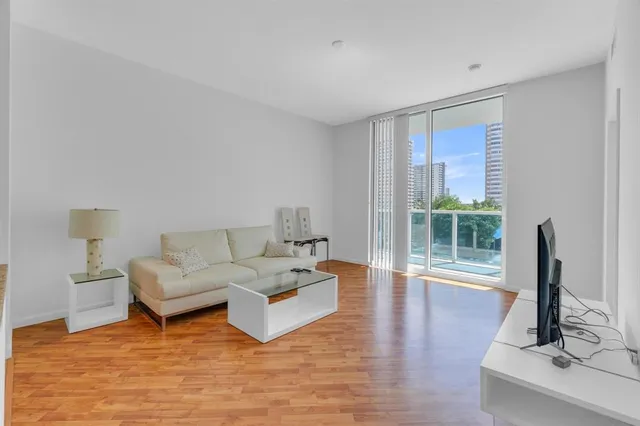 $2,500 | 1945 South Ocean Drive, Unit 502, Hallandale Beach, FL 33009