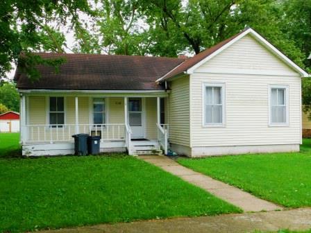 118 West Peoria Street Piper City, IL 60959 - Photo 1 of 31 a front view of house with yard and green space