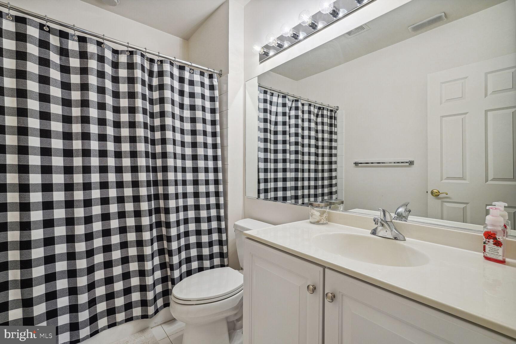 7433 Arlington Road Bethesda, MD 20814 - Photo 25 of 30 Third floor full bathroom