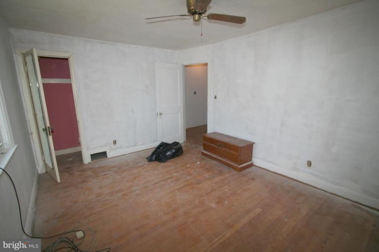 5010 West Hills Road Baltimore, MD 21229 - Photo 19 of 30 an empty room with a ceiling fan