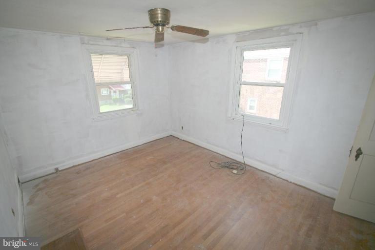 5010 West Hills Road Baltimore, MD 21229 - Photo 20 of 30 an empty room with a window