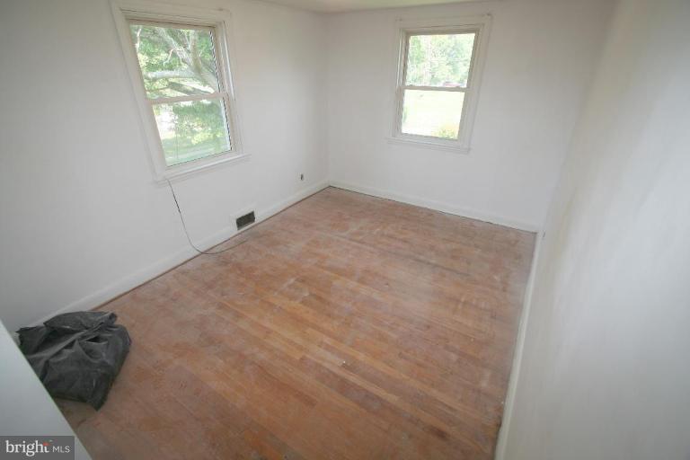 5010 West Hills Road Baltimore, MD 21229 - Photo 22 of 30 an empty room with windows