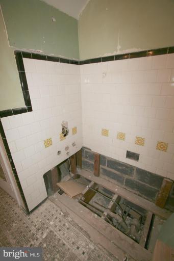 5010 West Hills Road Baltimore, MD 21229 - Photo 25 of 30 a bathroom with a bathtub and a shower