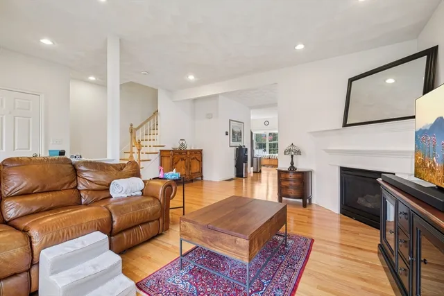 $799,999 | 6 Blue Jay Circle, Unit 2, Wakefield, MA 01880