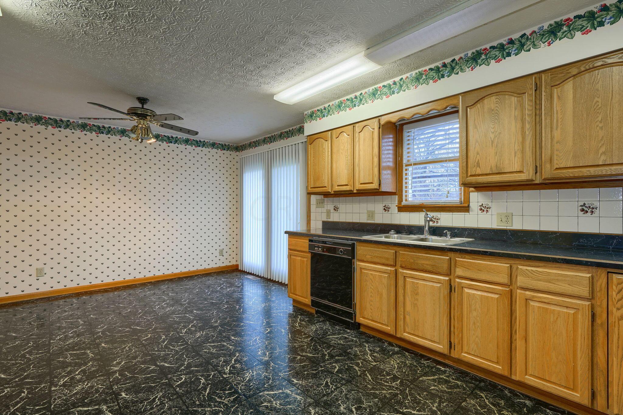 191 Rockwell Road Columbus, OH 43207 - Photo 5 of 28 Plenty of built-in cabinets.