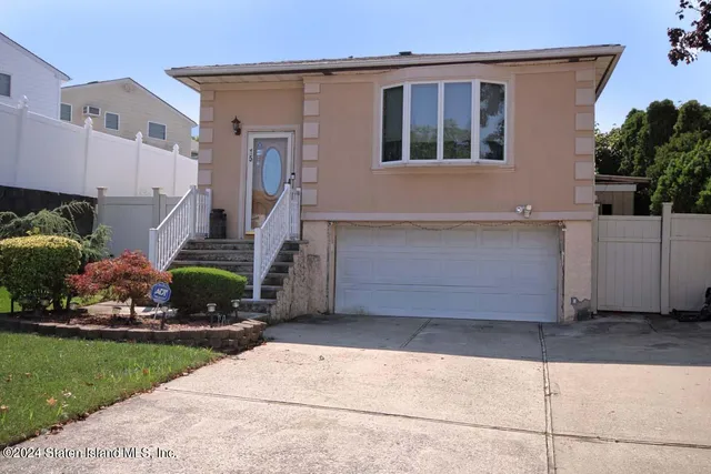 a front view of house with yard