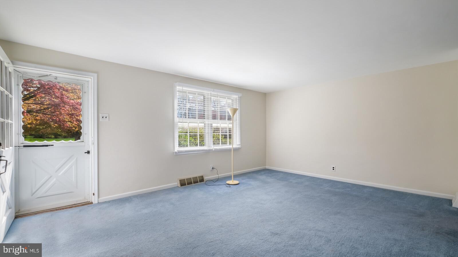 42 Nield Road Springfield, PA 19064 - Photo 8 of 36 Living Room