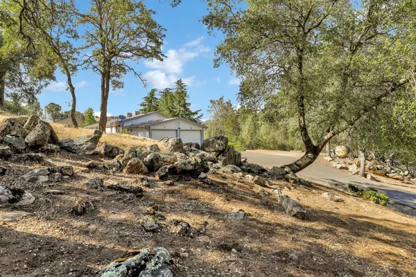 a view of a backyard of the house