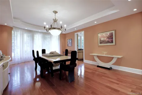 $5,250,000 | 6 Old Wagon Lane, Old Westbury, NY 11568