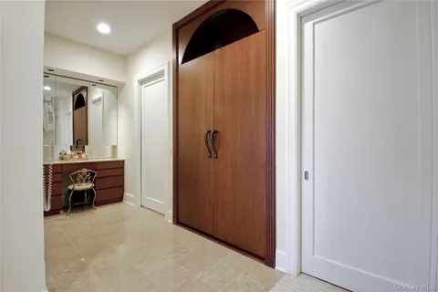 $5,250,000 | 6 Old Wagon Lane, Old Westbury, NY 11568