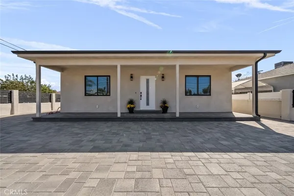 a view of a house with a backyard