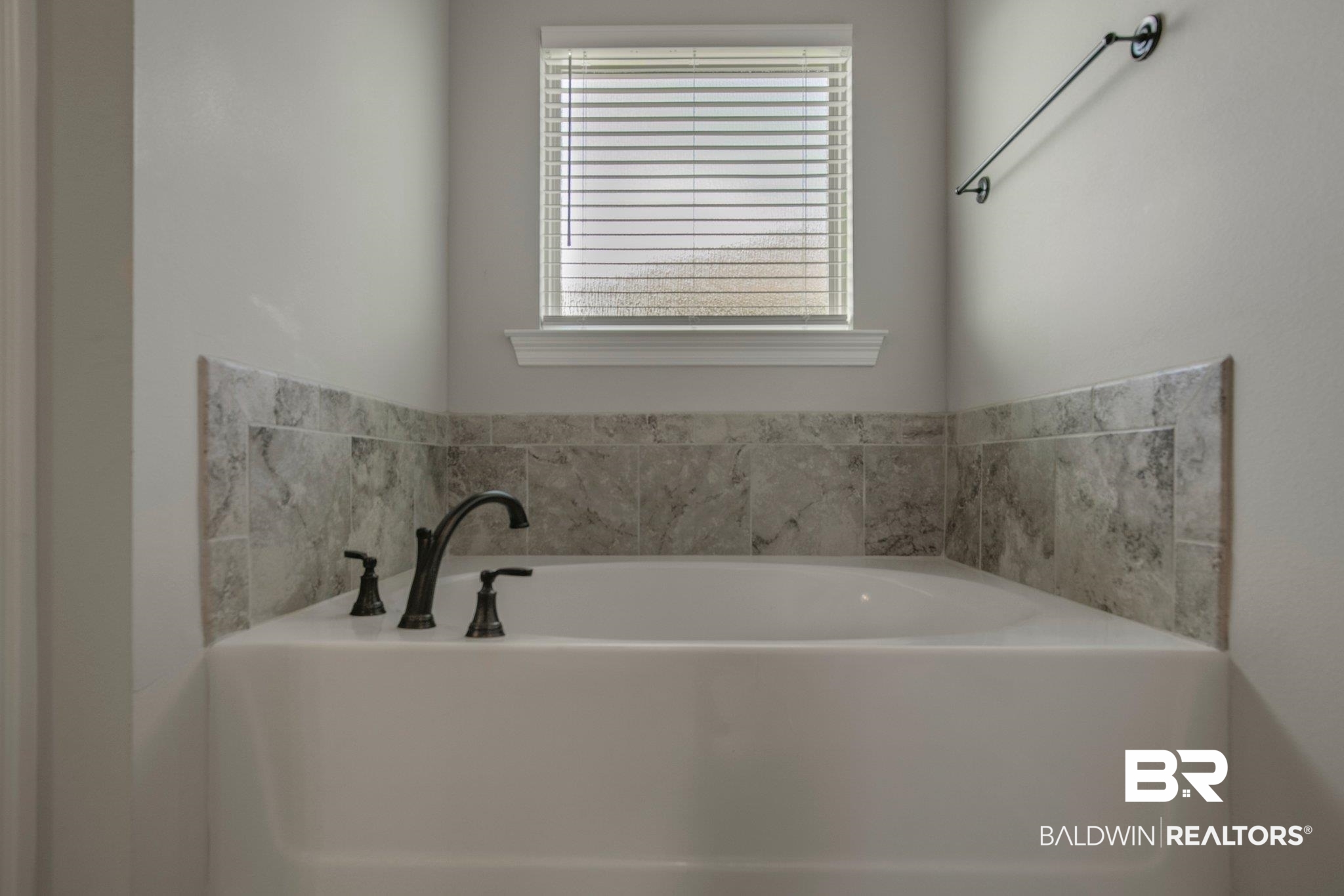 1716 Vivace Drive Foley, AL 36535 - Photo 27 of 39 Soaking Tub