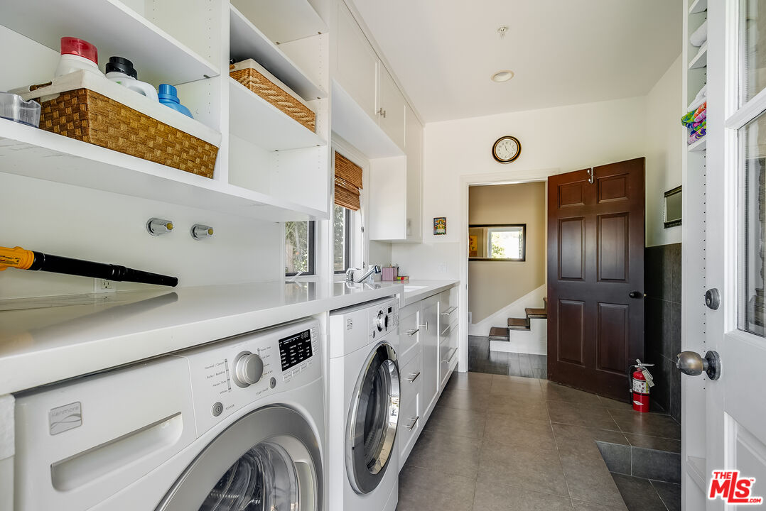 2962 Valmere Drive Malibu, CA 90265 - Photo 23 of 42 a utility room with dryer and washer
