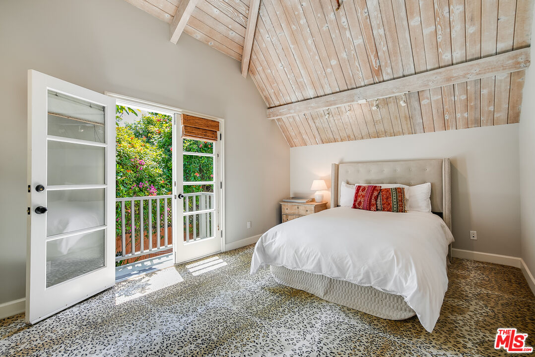 2962 Valmere Drive Malibu, CA 90265 - Photo 33 of 42 a bedroom with a bed and a window