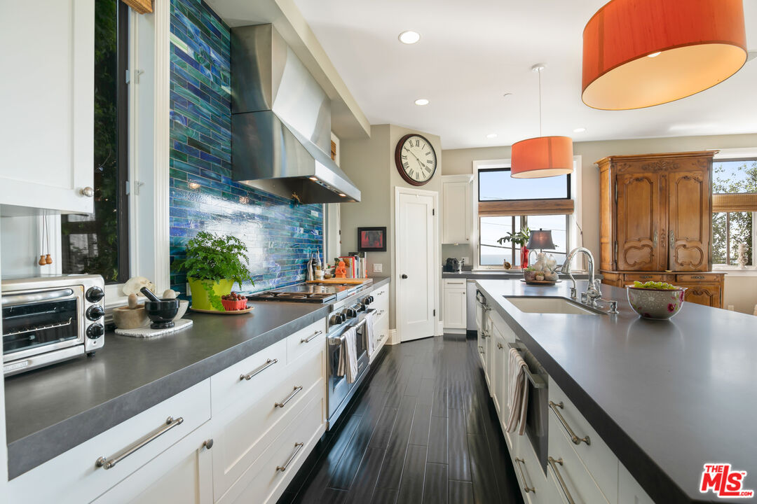 2962 Valmere Drive Malibu, CA 90265 - Photo 5 of 42 a kitchen with lots of counter top space