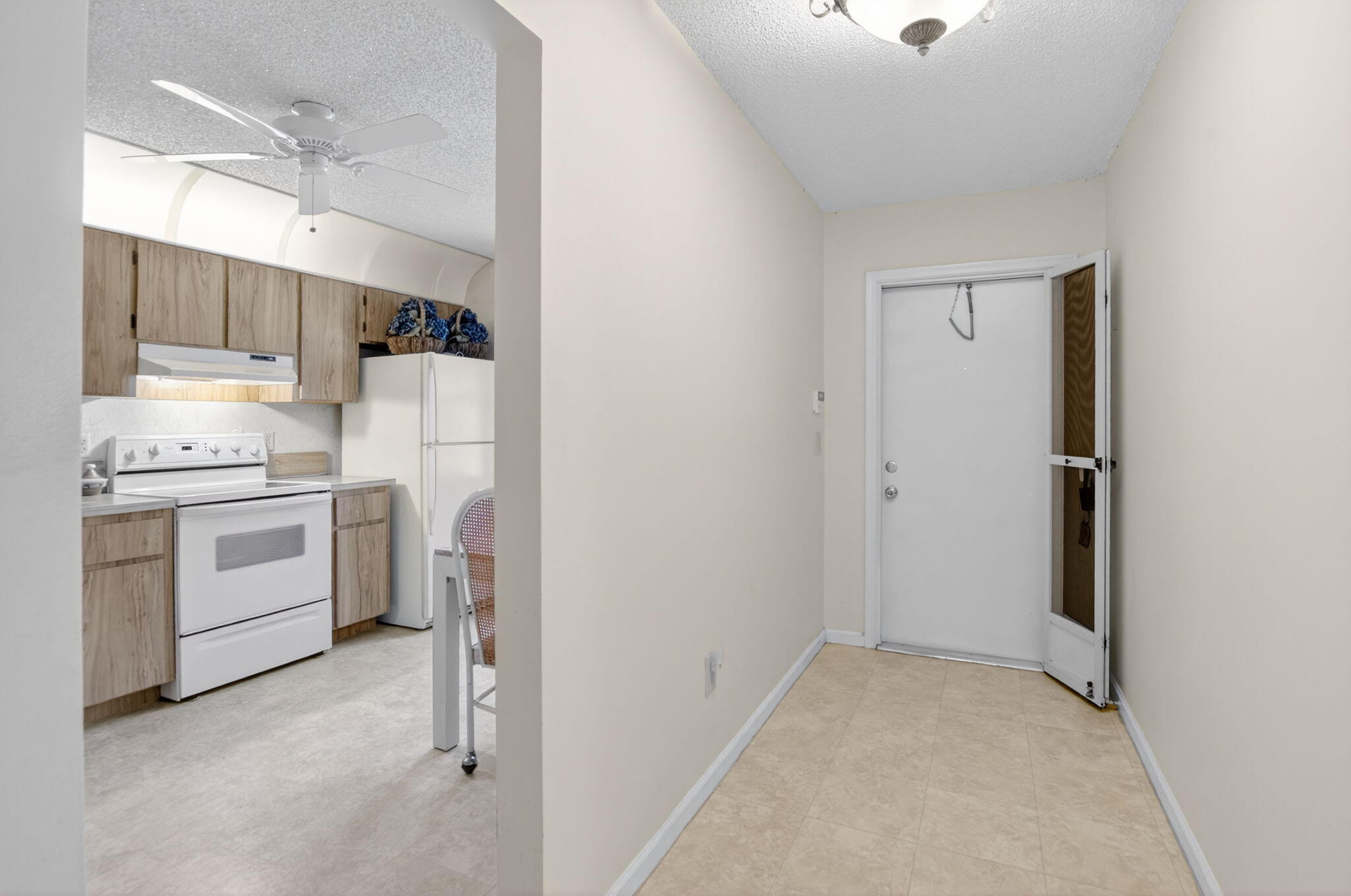 8811 Southwest 21st Court, Unit B Boca Raton, FL 33433 - Photo 5 of 46 5-web-or-mls-DSC_0599