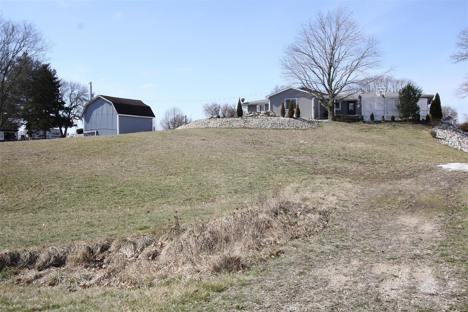 115 Schoeneman Road Shipman, IL 62685 - Photo 13 of 38