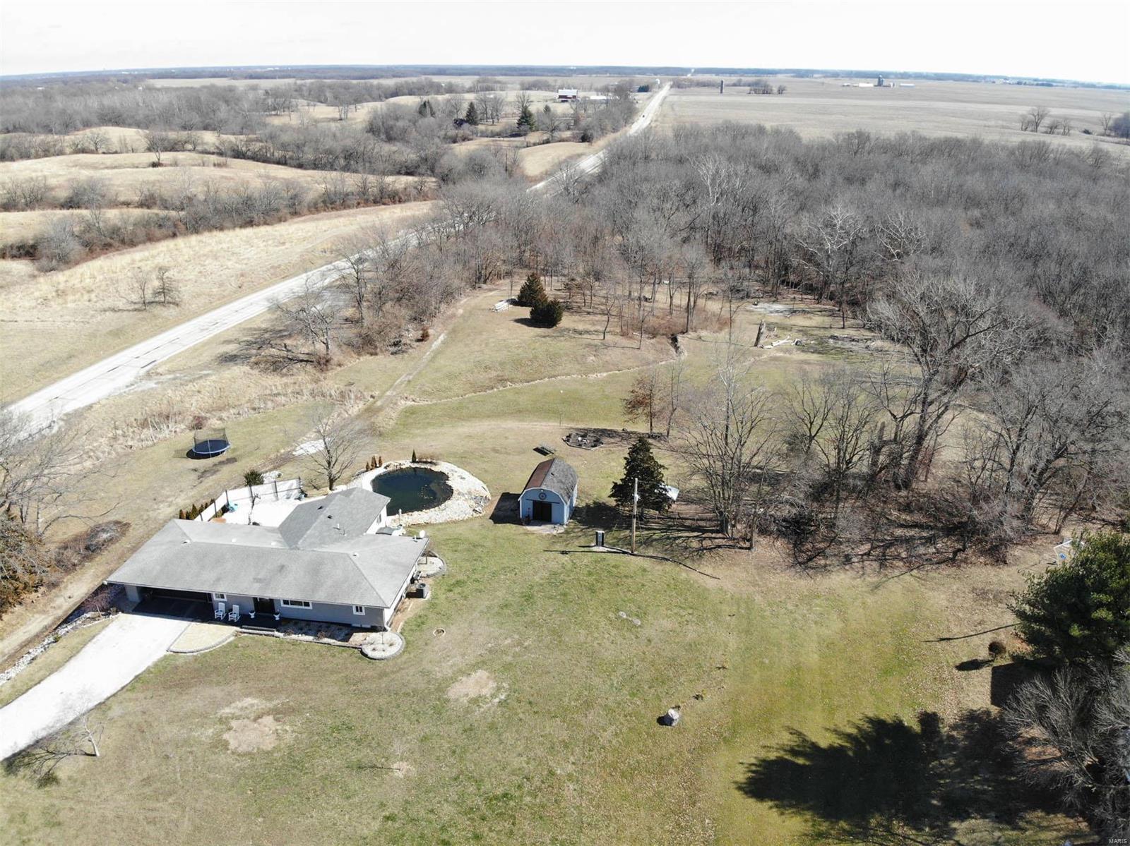 115 Schoeneman Road Shipman, IL 62685 - Photo 3 of 38