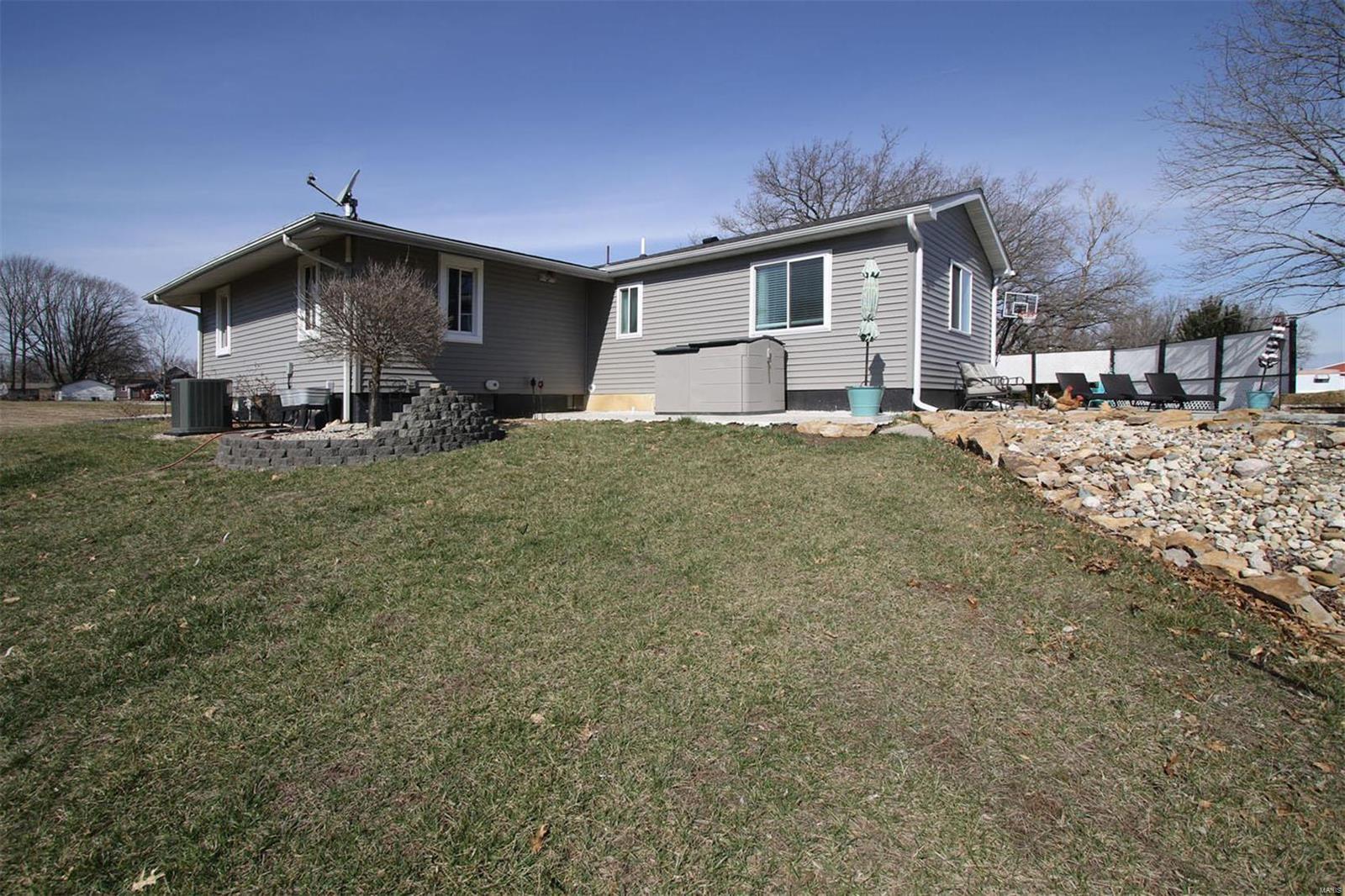 115 Schoeneman Road Shipman, IL 62685 - Photo 5 of 38