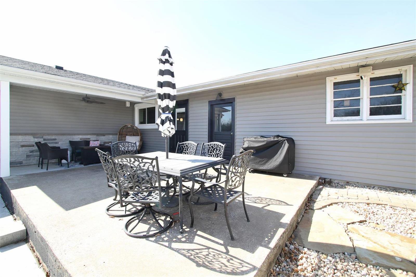 115 Schoeneman Road Shipman, IL 62685 - Photo 9 of 38