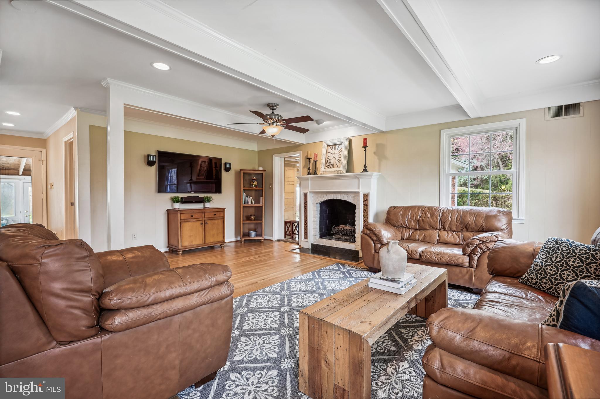 16100 Riffle Ford Road Darnestown, MD 20878 - Photo 14 of 60 Spacious family room