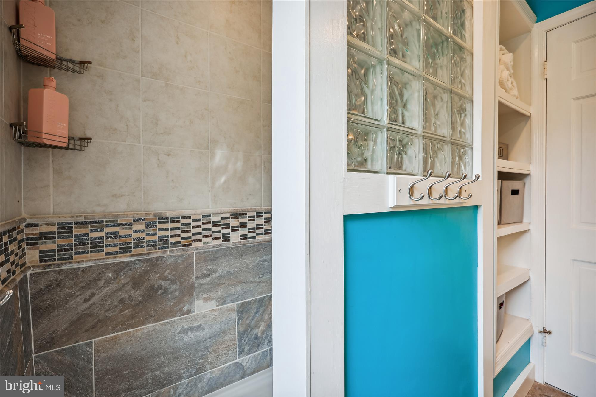 16100 Riffle Ford Road Darnestown, MD 20878 - Photo 43 of 60 Upstairs full bath in hallway